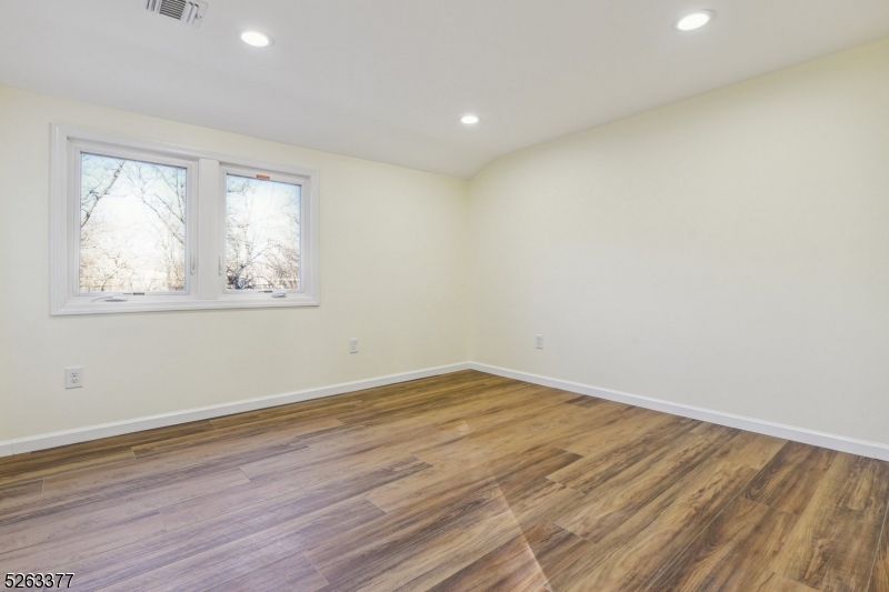 Bloomfield Twp., New Jersey 07003, United States, 4 Bedrooms Bedrooms, ,3 BathroomsBathrooms,Residential,Pending,67072