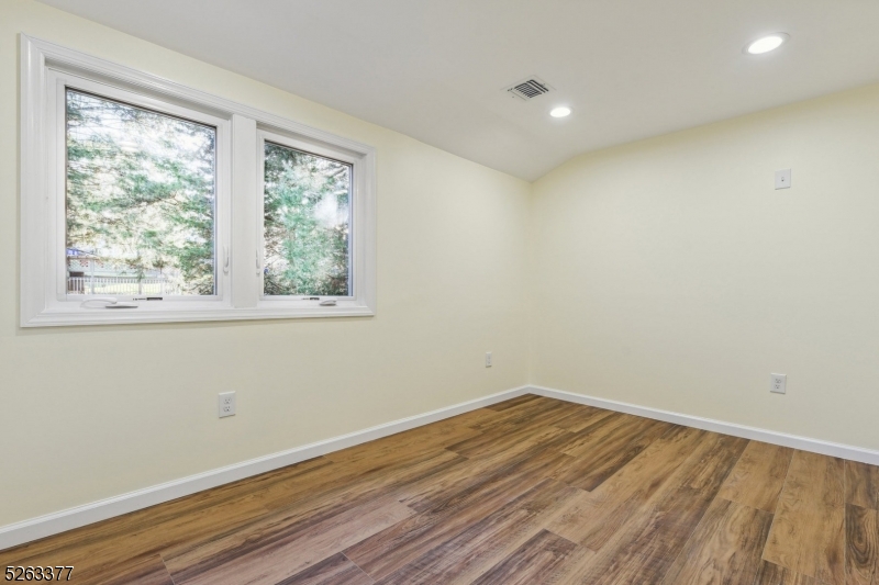 Bloomfield Twp., New Jersey 07003, United States, 4 Bedrooms Bedrooms, ,3 BathroomsBathrooms,Residential,Pending,67072