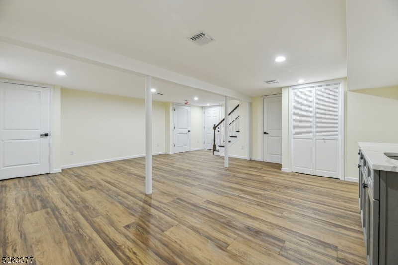 Bloomfield Twp., New Jersey 07003, United States, 4 Bedrooms Bedrooms, ,3 BathroomsBathrooms,Residential,Pending,67072