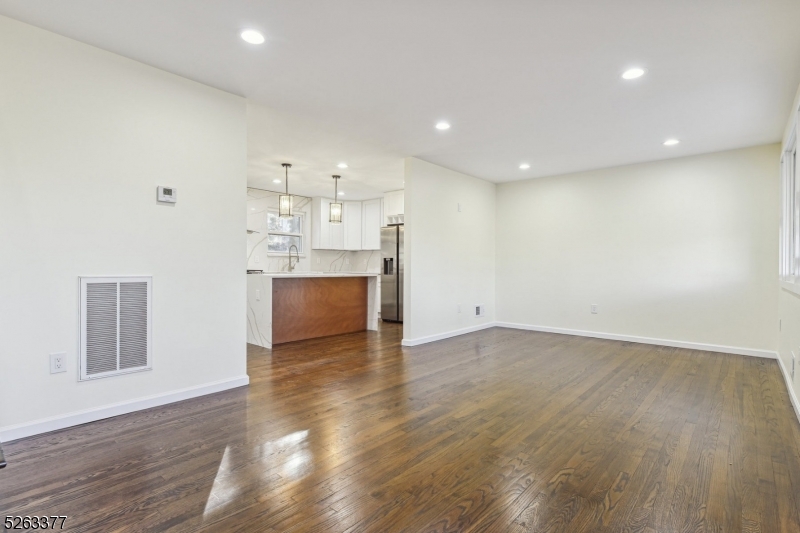 Bloomfield Twp., New Jersey 07003, United States, 4 Bedrooms Bedrooms, ,3 BathroomsBathrooms,Residential,Pending,67072