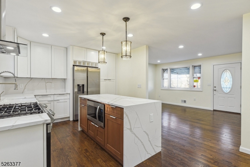 Bloomfield Twp., New Jersey 07003, United States, 4 Bedrooms Bedrooms, ,3 BathroomsBathrooms,Residential,Pending,67072