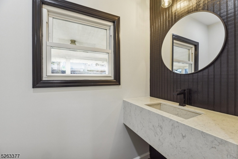 Bloomfield Twp., New Jersey 07003, United States, 4 Bedrooms Bedrooms, ,3 BathroomsBathrooms,Residential,Pending,67072