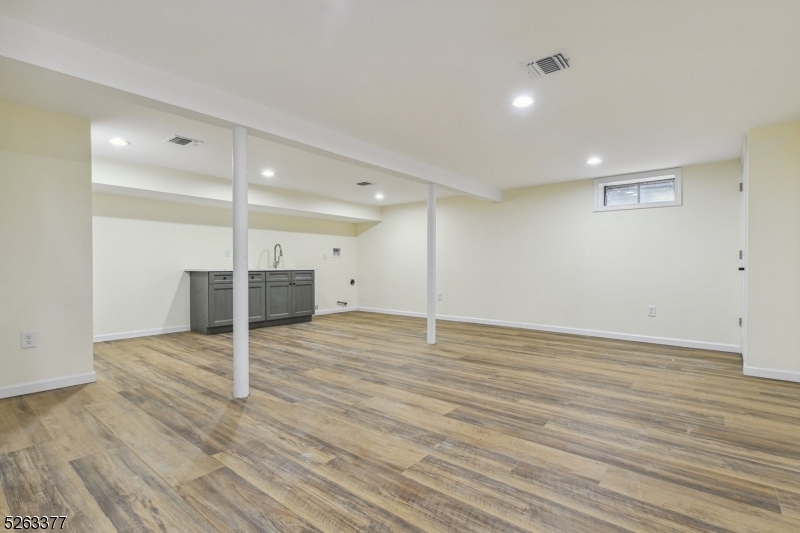 Bloomfield Twp., New Jersey 07003, United States, 4 Bedrooms Bedrooms, ,3 BathroomsBathrooms,Residential,Pending,67072