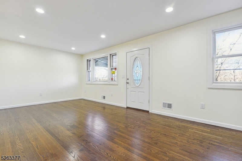 Bloomfield Twp., New Jersey 07003, United States, 4 Bedrooms Bedrooms, ,3 BathroomsBathrooms,Residential,Pending,67072