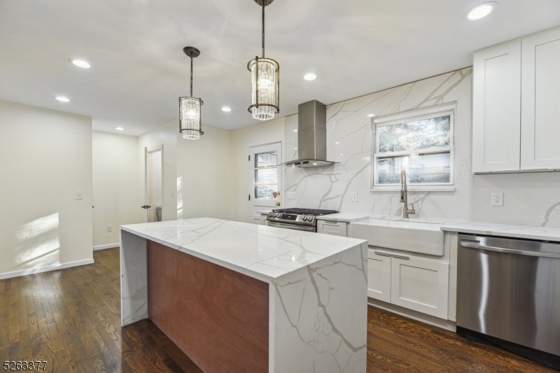 Bloomfield Twp., New Jersey 07003, United States, 4 Bedrooms Bedrooms, ,3 BathroomsBathrooms,Residential,Pending,67072