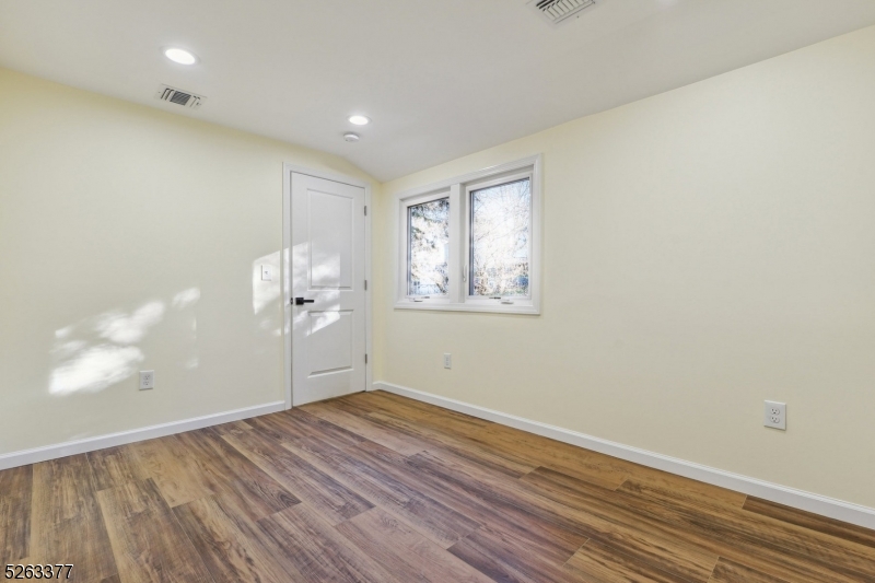 Bloomfield Twp., New Jersey 07003, United States, 4 Bedrooms Bedrooms, ,3 BathroomsBathrooms,Residential,Pending,67072