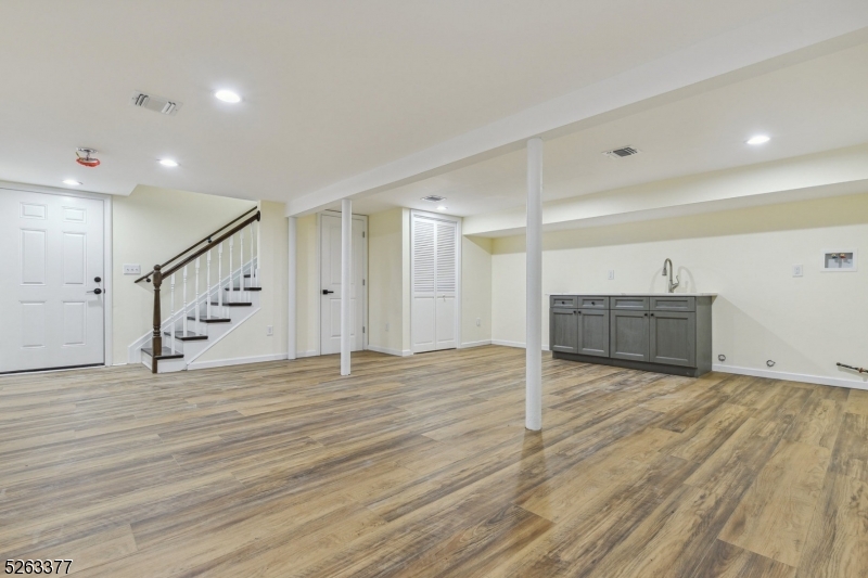 Bloomfield Twp., New Jersey 07003, United States, 4 Bedrooms Bedrooms, ,3 BathroomsBathrooms,Residential,Pending,67072