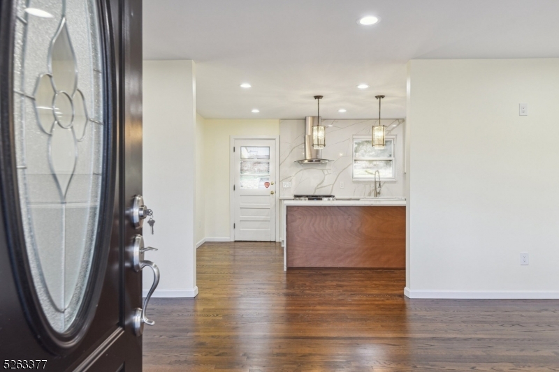 Bloomfield Twp., New Jersey 07003, United States, 4 Bedrooms Bedrooms, ,3 BathroomsBathrooms,Residential,Pending,67072