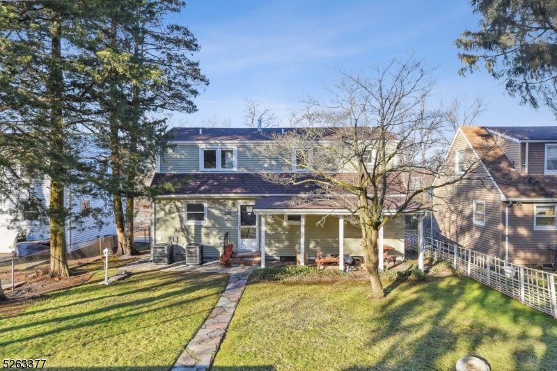 Bloomfield Twp., New Jersey 07003, United States, 4 Bedrooms Bedrooms, ,3 BathroomsBathrooms,Residential,Pending,67072