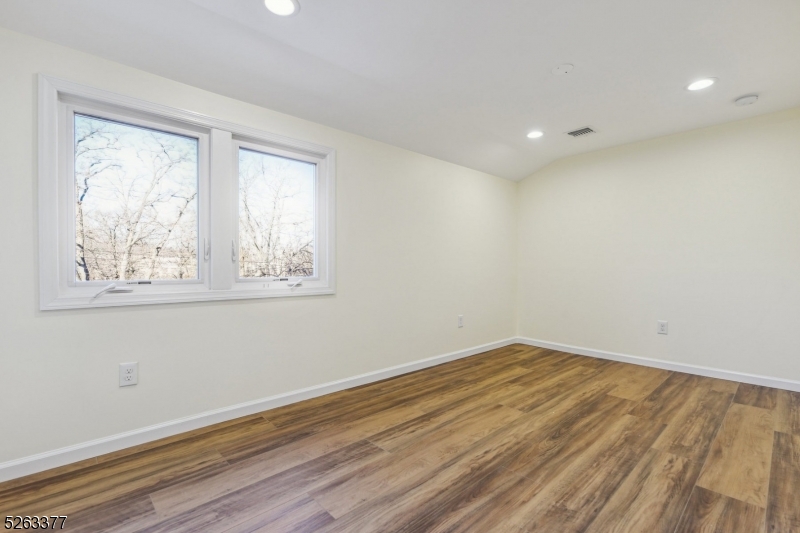 Bloomfield Twp., New Jersey 07003, United States, 4 Bedrooms Bedrooms, ,3 BathroomsBathrooms,Residential,Pending,67072