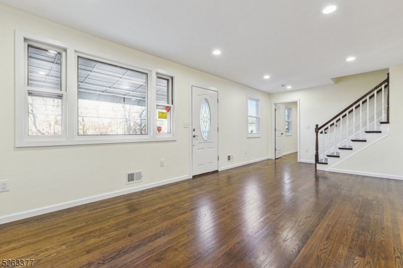 Bloomfield Twp., New Jersey 07003, United States, 4 Bedrooms Bedrooms, ,3 BathroomsBathrooms,Residential,Pending,67072