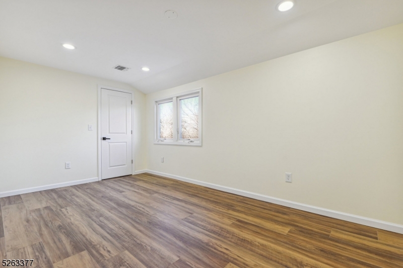 Bloomfield Twp., New Jersey 07003, United States, 4 Bedrooms Bedrooms, ,3 BathroomsBathrooms,Residential,Pending,67072