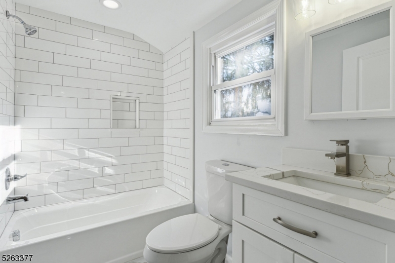 Bloomfield Twp., New Jersey 07003, United States, 4 Bedrooms Bedrooms, ,3 BathroomsBathrooms,Residential,Pending,67072