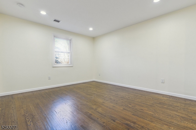 Bloomfield Twp., New Jersey 07003, United States, 4 Bedrooms Bedrooms, ,3 BathroomsBathrooms,Residential,Pending,67072