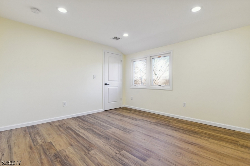 Bloomfield Twp., New Jersey 07003, United States, 4 Bedrooms Bedrooms, ,3 BathroomsBathrooms,Residential,Pending,67072