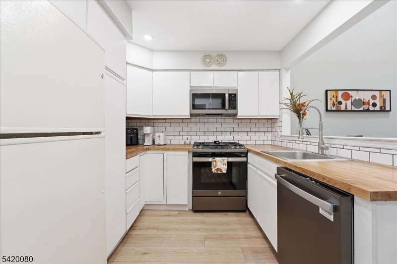 The Pointe Galloping Hill - Residential