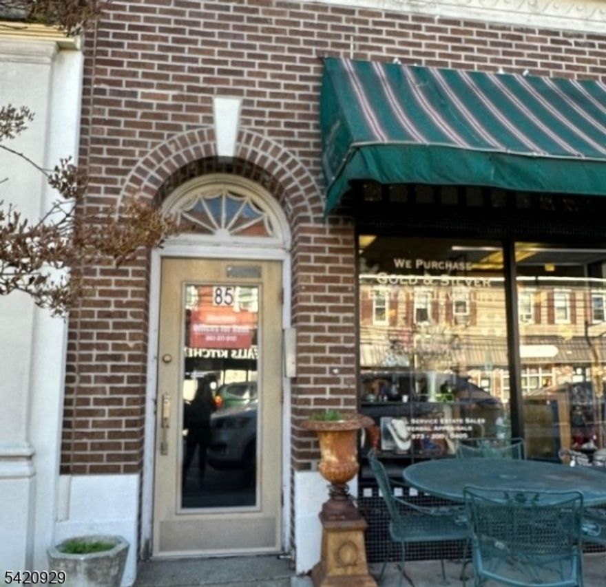 275 sq. ft.  office space located on second floor with high ceilings! Approximately 14 ft. high. Busy downtown location and public parking behind building. Central air. Rent includes heat.