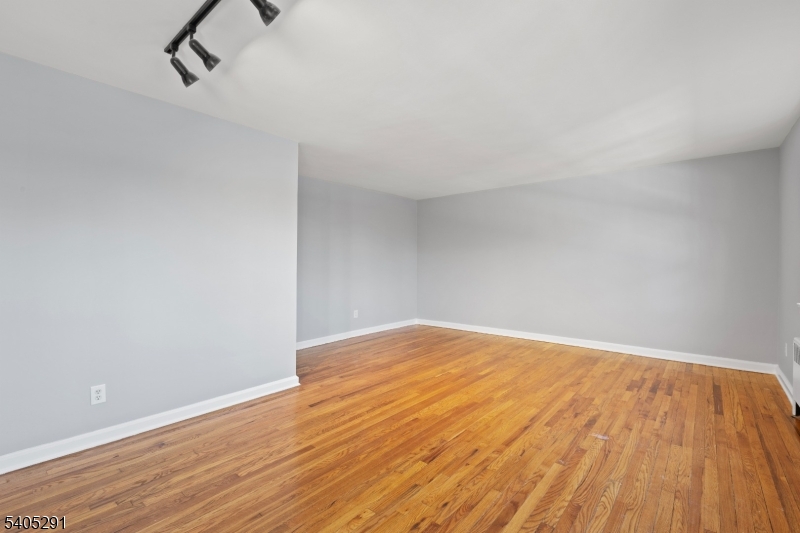 parkway village building 5 - Residential