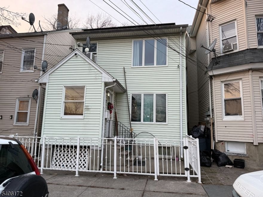 1st floor apartment in very good shape, ready to move, easy to show