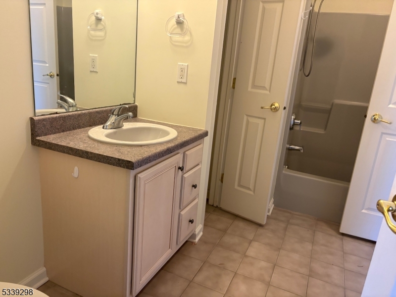 Rockaway Twp., New Jersey 07866, United States, 2 Bedrooms Bedrooms, ,2 BathroomsBathrooms,Residential,Active,79208