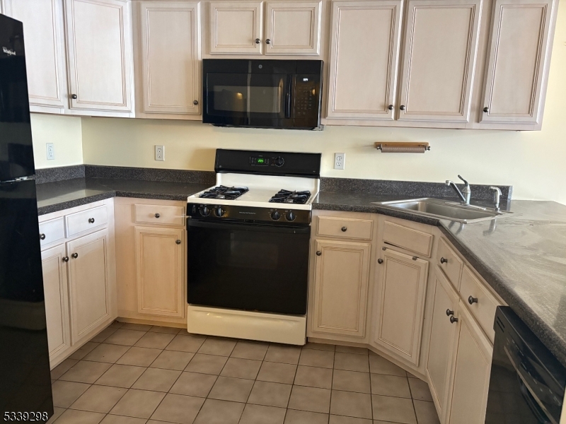 Rockaway Twp., New Jersey 07866, United States, 2 Bedrooms Bedrooms, ,2 BathroomsBathrooms,Residential,Active,79208