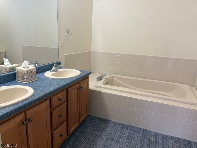 Rockaway Twp., New Jersey 07866, United States, 2 Bedrooms Bedrooms, ,2 BathroomsBathrooms,Residential,Active,79208