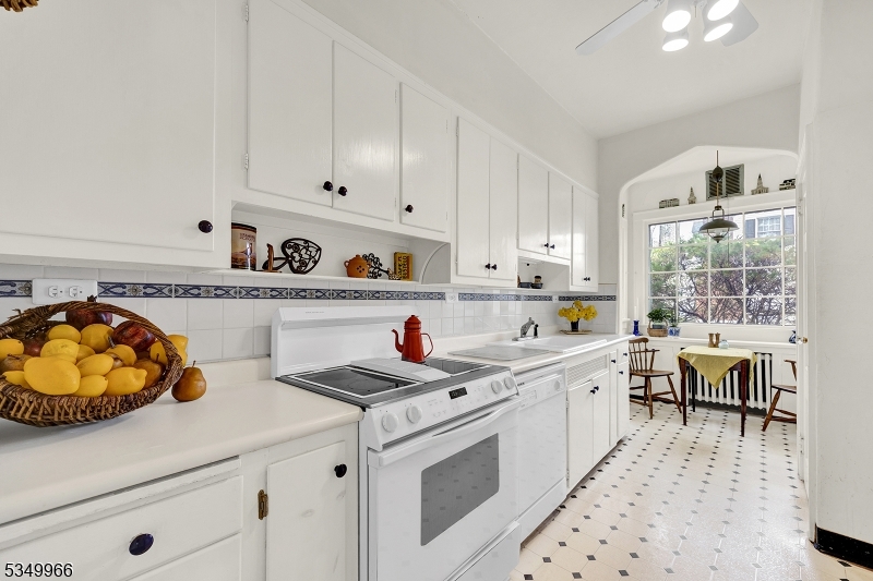 Parsippany-Troy Hills Twp., New Jersey 07005, United States, 3 Bedrooms Bedrooms, ,2 BathroomsBathrooms,Residential,Pending,108876