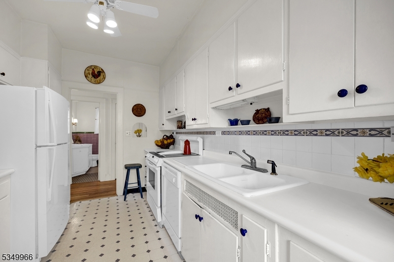 Parsippany-Troy Hills Twp., New Jersey 07005, United States, 3 Bedrooms Bedrooms, ,2 BathroomsBathrooms,Residential,Pending,108876