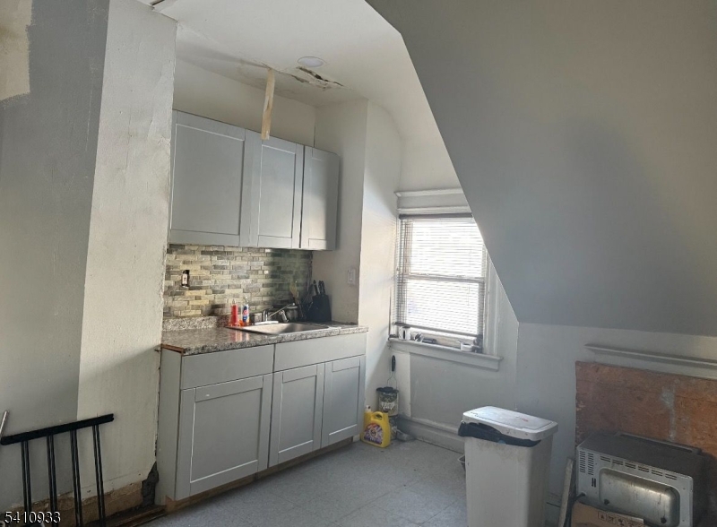 UPPER IRVINGTON - Residential Income