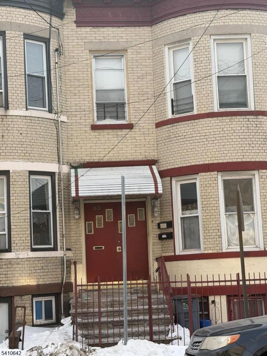 Bright and spacious 3 bedrooms and 1 full bath and an office in desirable Jersey City, offering a comfortable layout with great natural light and thoughtful updates throughout. Features include an updated kitchen, bath and major transportation for an easy commute. A great opportunity to enjoy a well-maintained home in a vibrant neighborhood.