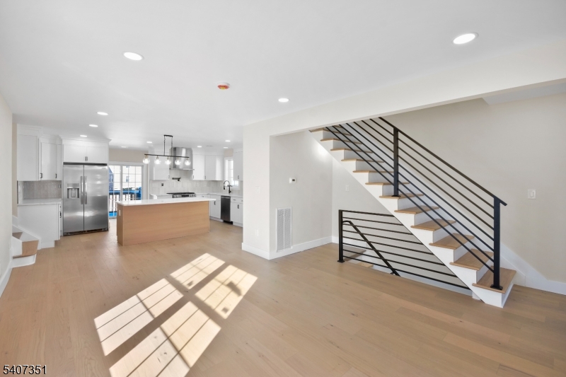 715 Stuyvesant Ave - Photo 3