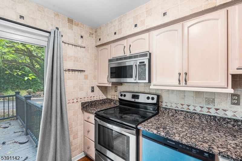 QUAILBROOK VILLAS END - Residential