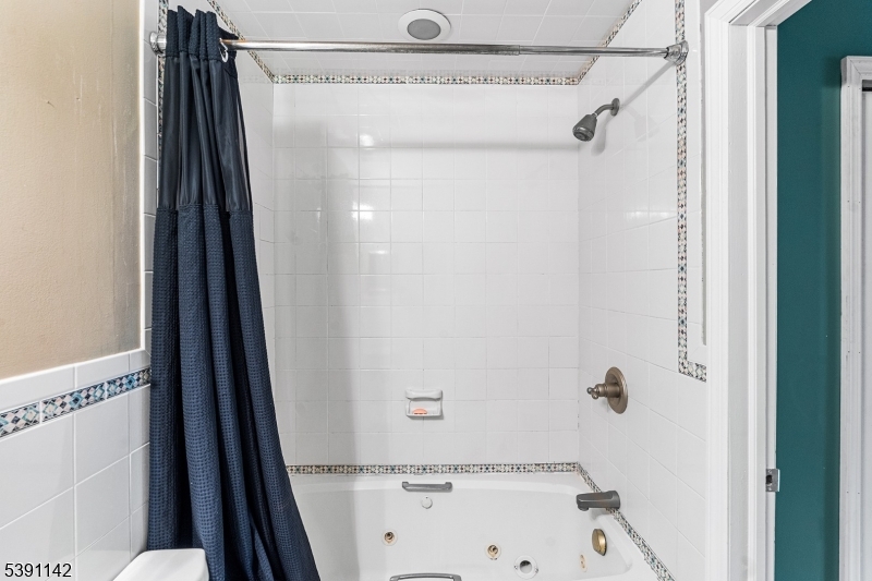 QUAILBROOK VILLAS END - Residential