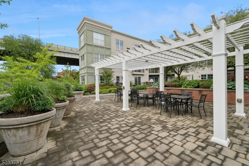 Crescent Ct Condominiums - Residential