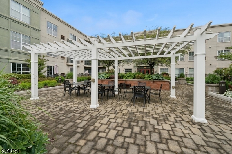 Crescent Ct Condominiums - Residential