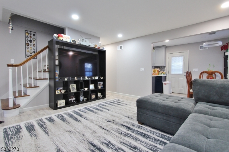 North Plainfield Boro, New Jersey 07060, United States, 4 Bedrooms Bedrooms, ,2 BathroomsBathrooms,Residential,Pending,17461