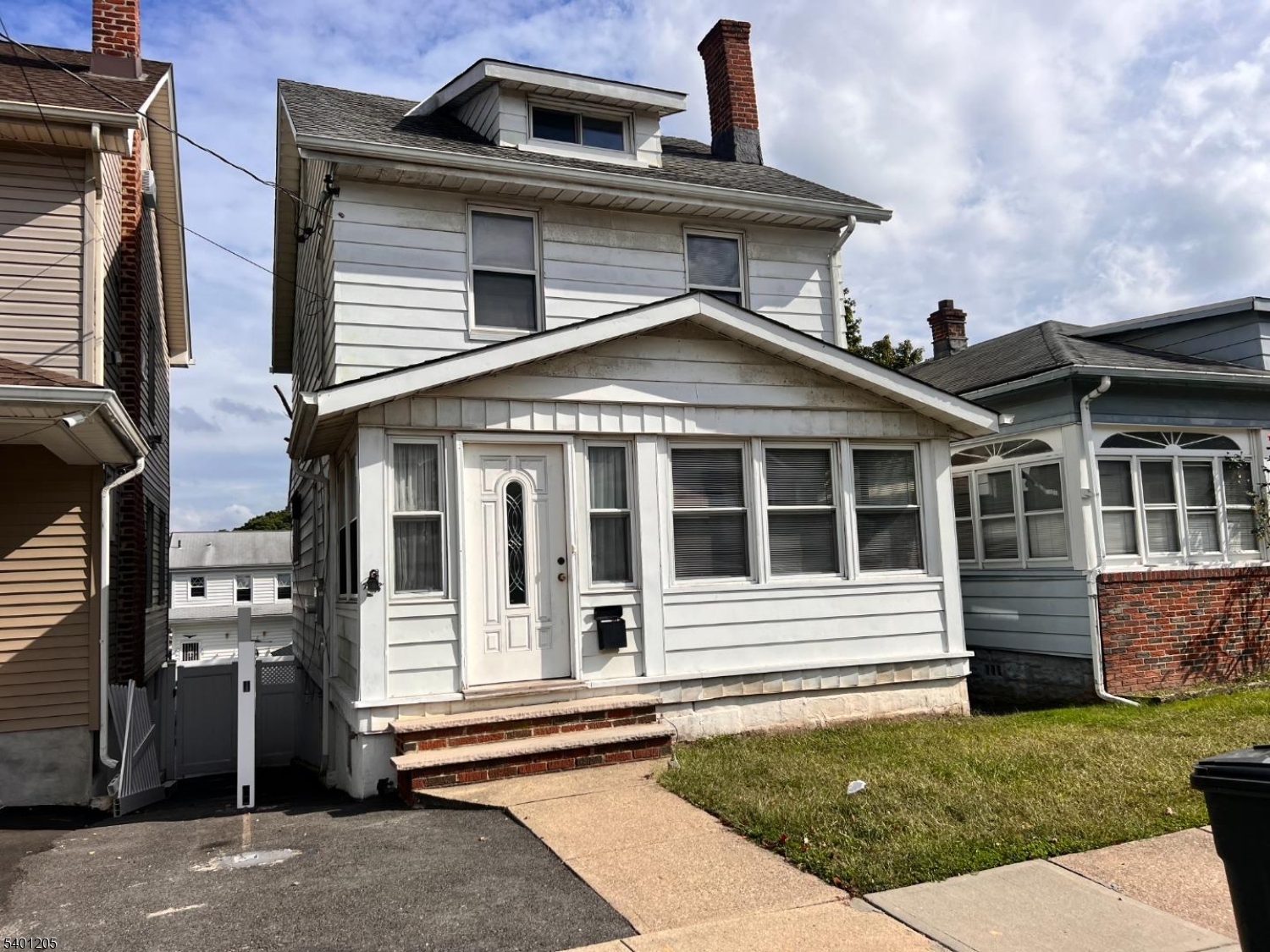 Main image without alt text