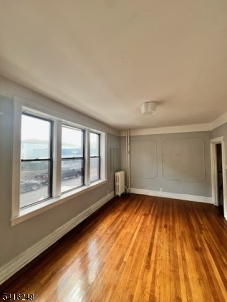 This well-maintained 1-bedroom, 1-bathroom apartment offers a comfortable and functional layout ideal for everyday living. The unit includes convenient access to a washer and dryer located in the basement. Located close to bus stops, schools, and parks, this apartment provides easy access to public transportation, neighborhood amenities, and outdoor recreation.