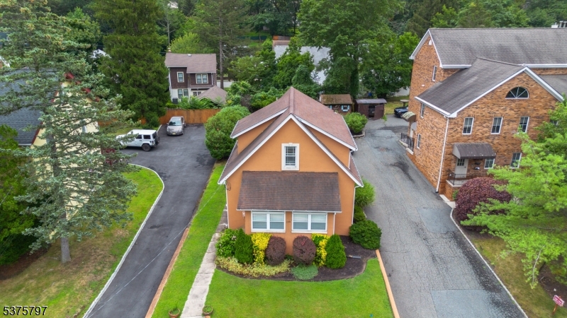 Caldwell Boro Twp., New Jersey 07006, United States, 3 Bedrooms Bedrooms, ,3 BathroomsBathrooms,Residential,Pending,185144