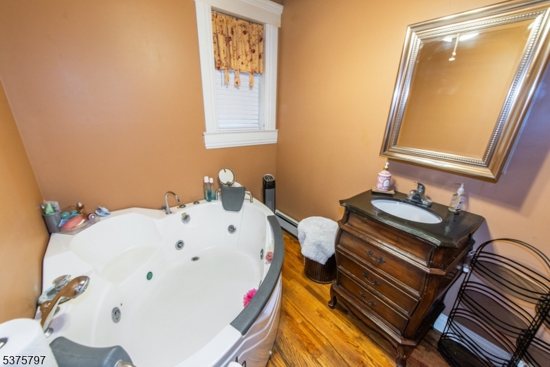 Caldwell Boro Twp., New Jersey 07006, United States, 3 Bedrooms Bedrooms, ,3 BathroomsBathrooms,Residential,Pending,185144