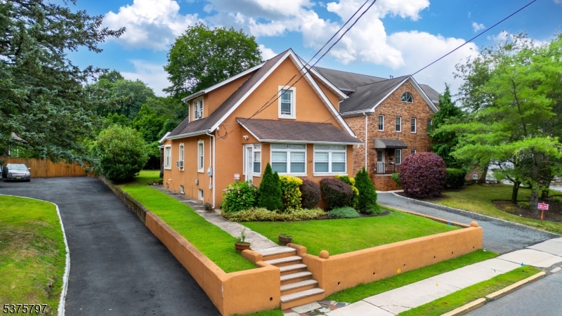 Caldwell Boro Twp., New Jersey 07006, United States, 3 Bedrooms Bedrooms, ,3 BathroomsBathrooms,Residential,Pending,185144