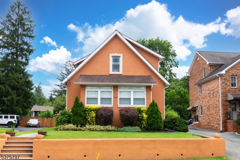 Caldwell Boro Twp., New Jersey 07006, United States, 3 Bedrooms Bedrooms, ,3 BathroomsBathrooms,Residential,Pending,185144