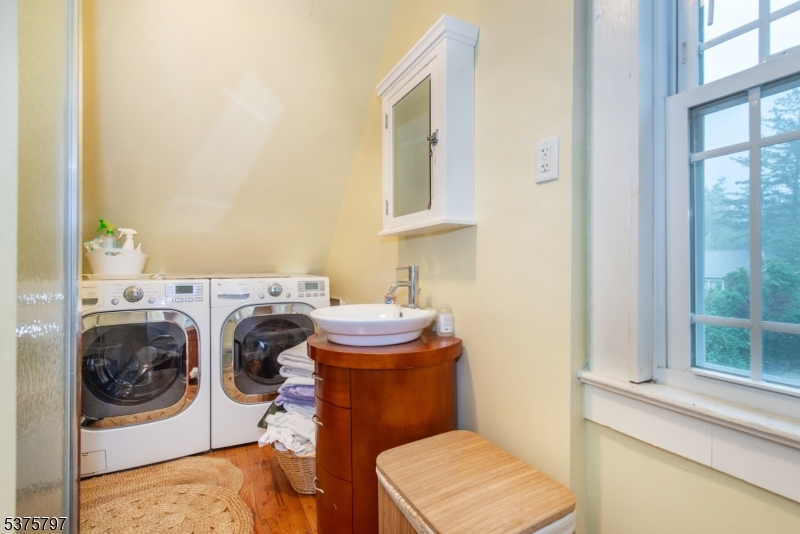 Caldwell Boro Twp., New Jersey 07006, United States, 3 Bedrooms Bedrooms, ,3 BathroomsBathrooms,Residential,Pending,185144