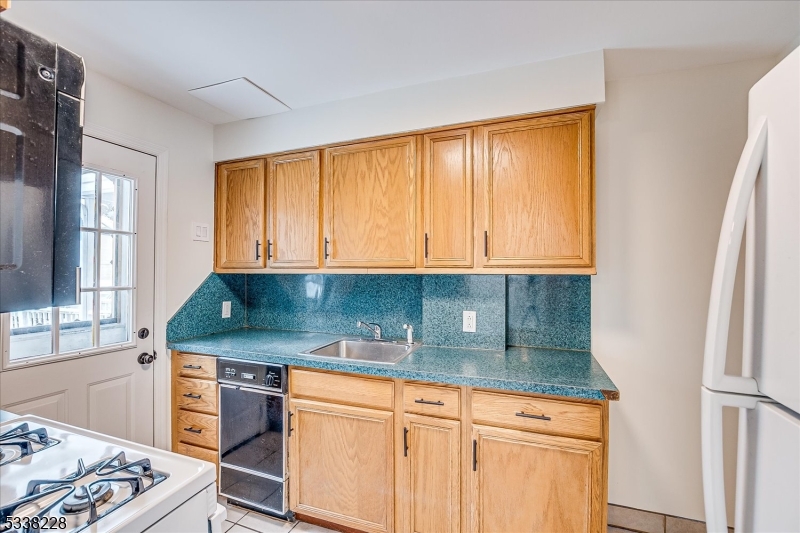 Edison Twp., New Jersey 08837, United States, 2 Bedrooms Bedrooms, ,1 BathroomBathrooms,Residential,Pending,4791