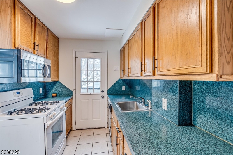 Edison Twp., New Jersey 08837, United States, 2 Bedrooms Bedrooms, ,1 BathroomBathrooms,Residential,Pending,4791