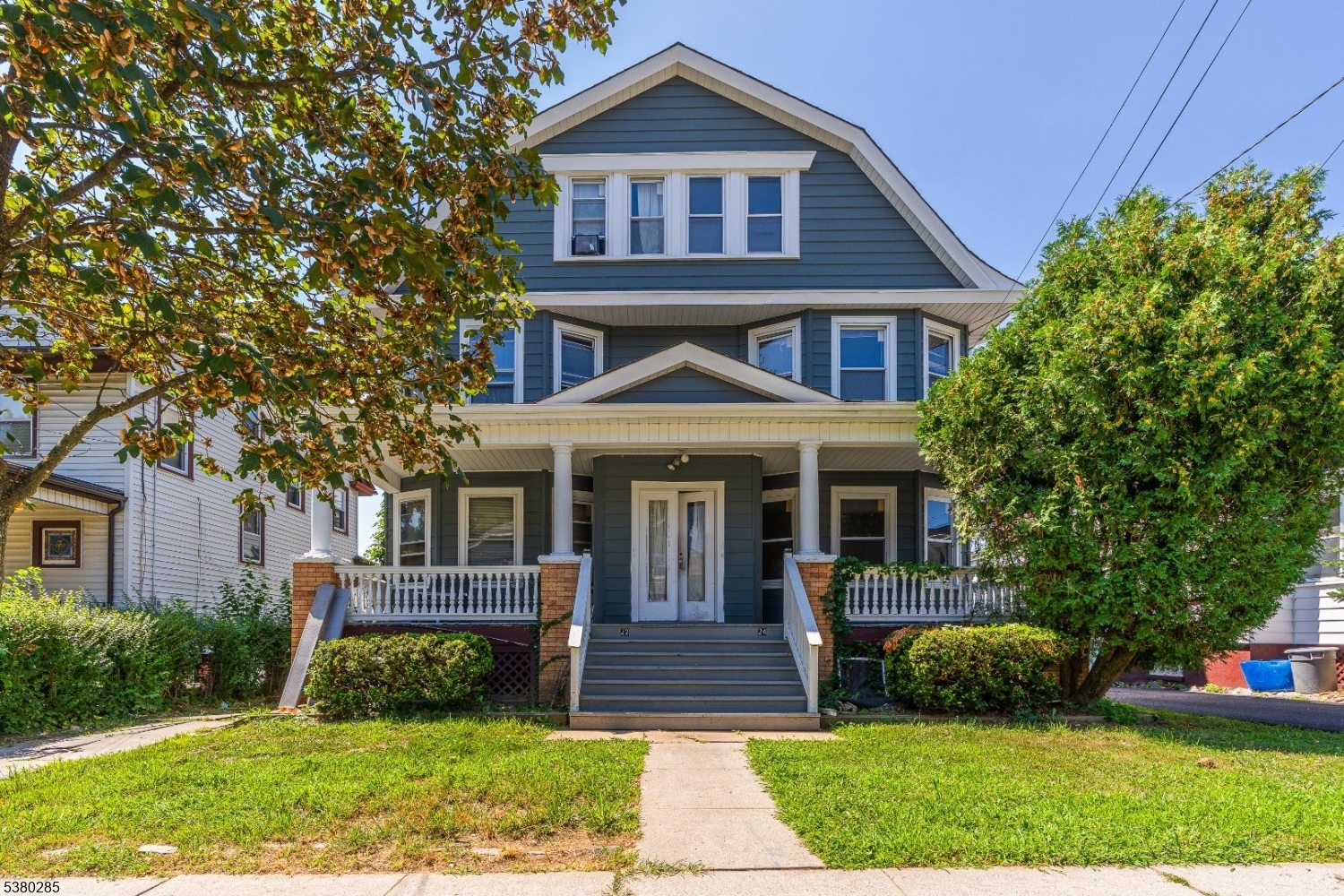 Main image without alt text