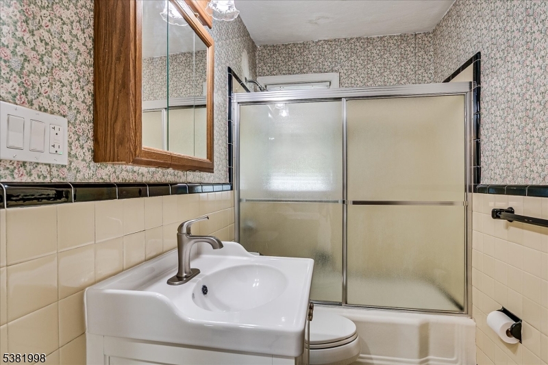 South Plainfield Boro, New Jersey 07080, United States, 3 Bedrooms Bedrooms, ,2 BathroomsBathrooms,Residential,Pending,202036