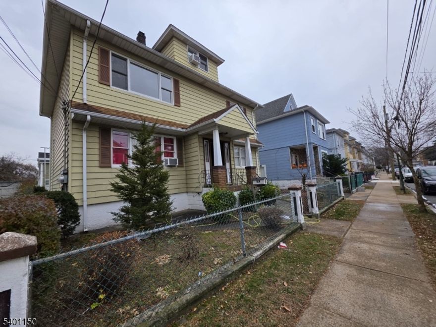 This just renovated 3 BR, 1 Bath and Office ,2nd Floor , Back Yard shared,Aprtmnt offers close proximity to schools, local shops and restaurants and close to public transportation. Offers an Enclosed Office Room & . Laundry Hook Up In Basement.