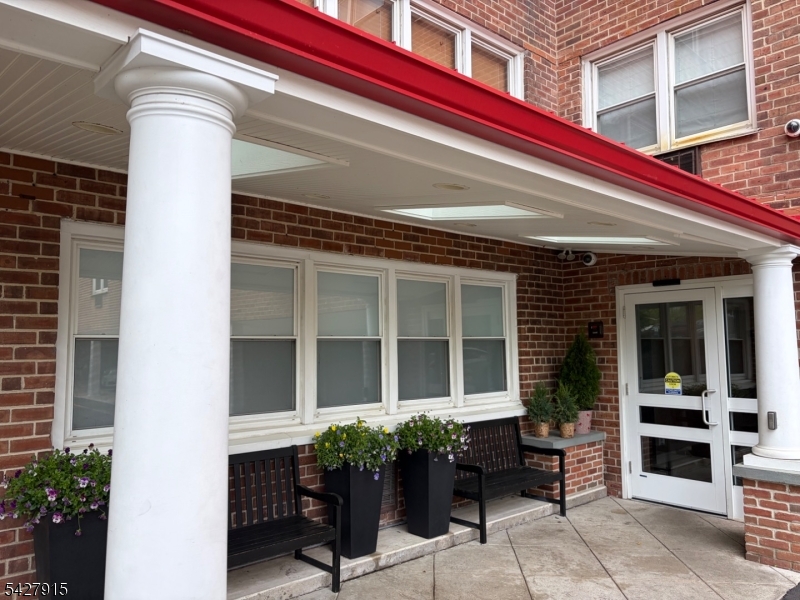 Maplewood Plaza Condominium - Residential Lease