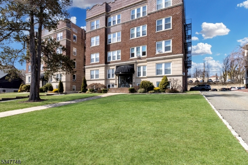 Montclair Twp., New Jersey 07042, United States, 2 Bedrooms Bedrooms, ,1 BathroomBathrooms,Residential,Active,99728